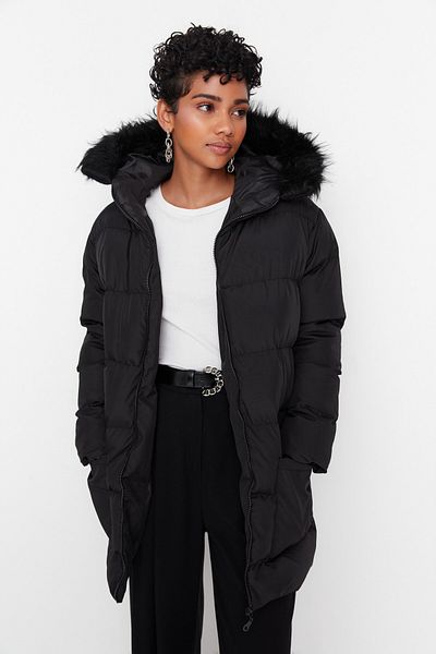 Trendyol Collection Черно пухено яке с качулка и водоотблъскваща материя Oversize TWOAW23MO00136