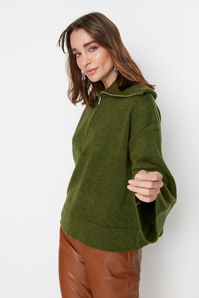 Trendyol Collection Khakifarbener, weicher, strukturierter Strickpullover mit Reißverschluss und weitem Schnitt TWOAW23KZ00236