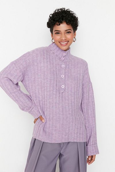 Trendyol Collection Fliederfarbener, weicher, strukturierter Strickpullover mit Stehkragen TWOAW21KZ0783