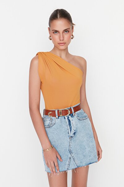 Trendyol Collection Flexibilní hořčičné tělo s asymetrickým límcem a patentkami - TWOSS22BD00014