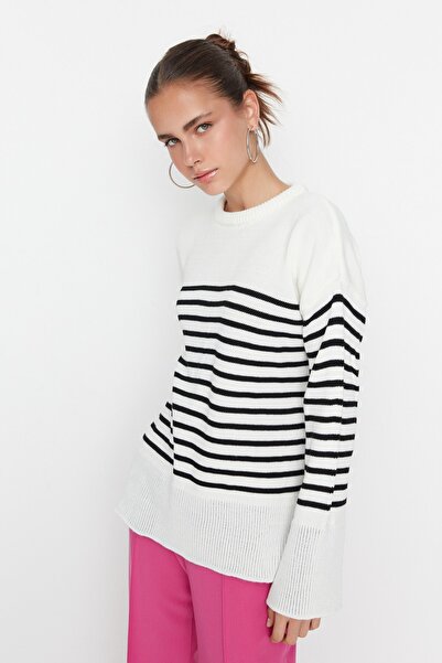 Trendyol Collection Pruhovaný pletený svetr Ecru Wide Fit TWOAW23KZ01031