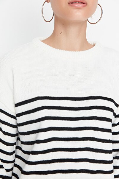 Trendyol Collection Pruhovaný pletený svetr Ecru Wide Fit TWOAW23KZ01031