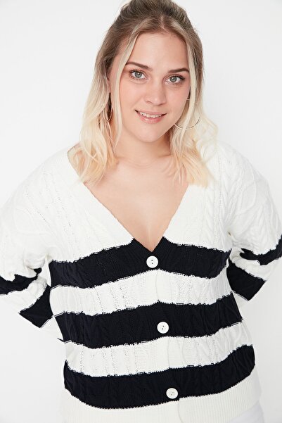 Trendyol Curve Черно-бяла трикотажна жилетка на райе TBBAW23AV00007