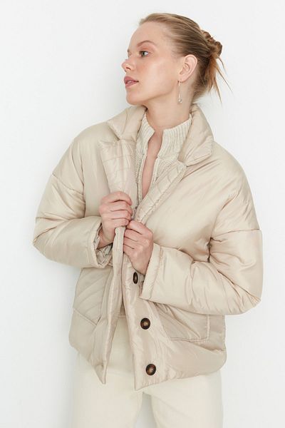 Trendyol Collection Beige Oversize-Pufferjacke mit Taschendetail TWOAW23MO00048