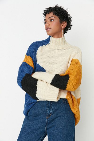 Trendyol Collection Weite Passform - Weicher Strickpullover mit Farbblockdesign TWOAW20XS0047