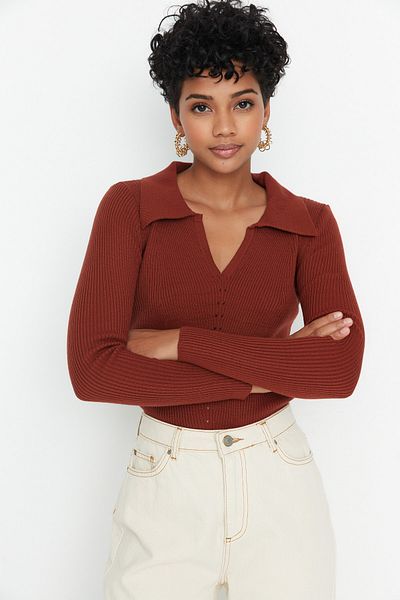 Trendyol Collection Детайлен трикотажен пуловер с кафява яка