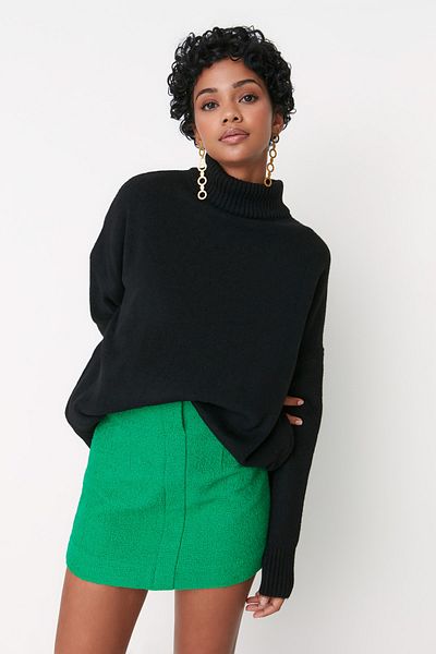 Trendyol Collection Schwarzer, weicher, strukturierter Strickpullover mit weitem Schnitt TWOAW23KZ00469