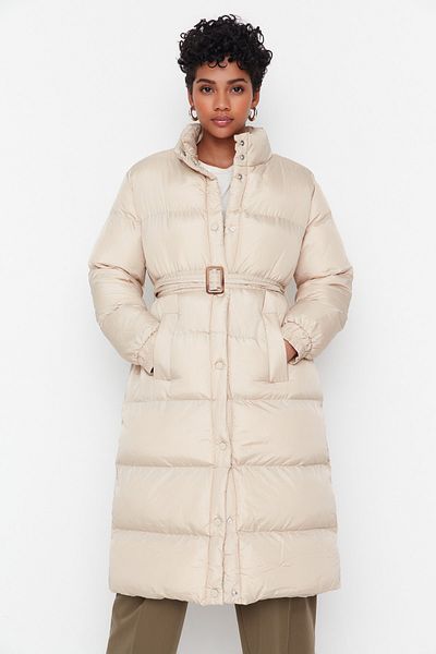 Trendyol Collection Beiger, langer, übergroßer Puffermantel mit Gürtel TWOAW23MO00050