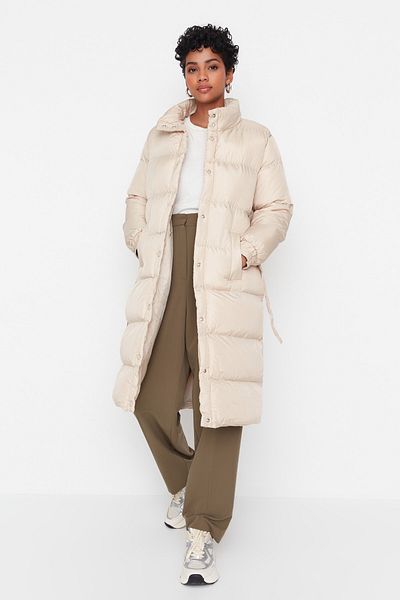 Trendyol Collection Beiger, langer, übergroßer Puffermantel mit Gürtel TWOAW23MO00050