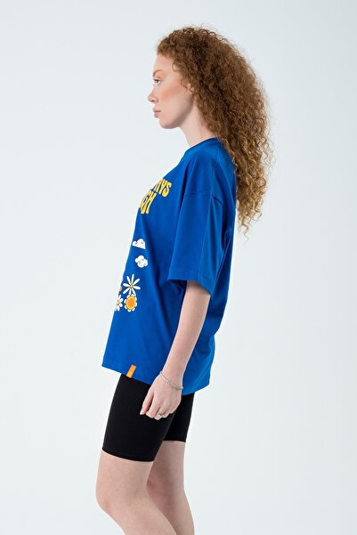 Eazy Co Eazy Saks Blue Happy Flowers Unisex Extra Oversize εμπριμέ κοντομάνικο μπλουζάκι