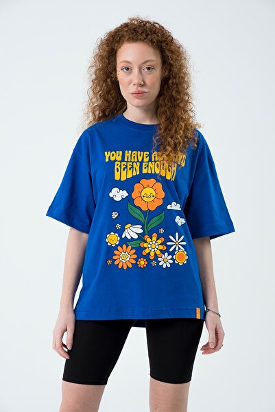 Eazy Co Eazy Saks Blue Happy Flowers Unisex Extra Oversize εμπριμέ κοντομάνικο μπλουζάκι