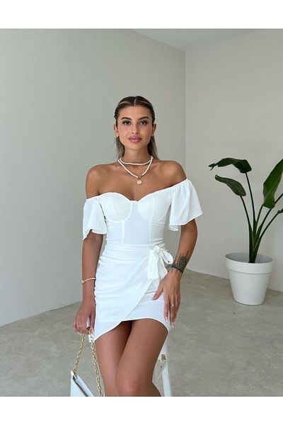 Afiş Butik Rochie albă cu mânecă scurtă cu fustă evazată