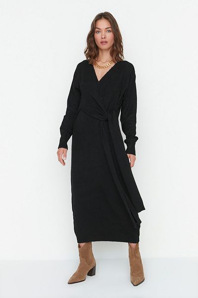 Trendyol Collection Schwarzes Strick-Midikleid – weiche Textur, doppelreihiger Kragen und Bindedetail
