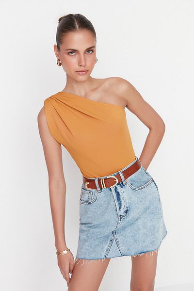 Trendyol Collection Flexibler senffarbener Body mit asymmetrischem Kragen und Druckknöpfen – TWOSS22BD00014
