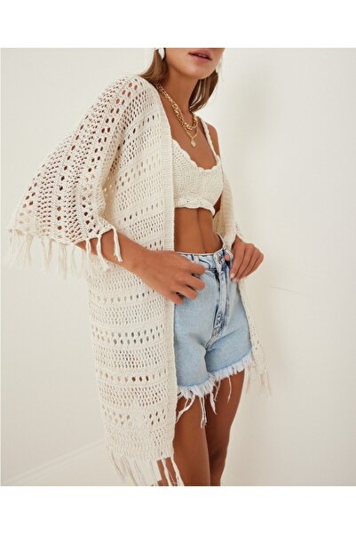 Happiness İstanbul Cremefarbene, gebogene Strickjacke mit Quasten für Damen MW00067