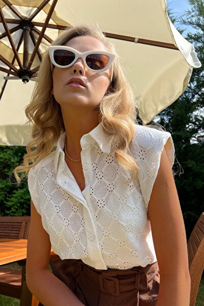 Trend Alaçatı Stili Women's Ecru Guipure Woven Padded Hidden Placket Premium Shirt ALC-767-001