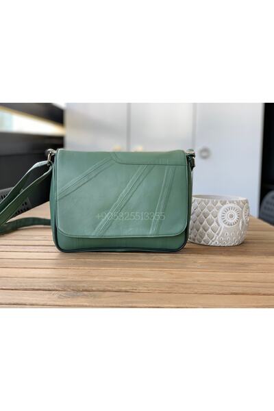 Deribag حقيبة كروس متوسطة الحجم من الجلد الطبيعي باللون الأخضر الناعم