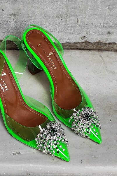 LA CALZATURE أخضر شفاف 9 سنتيمتر كعب الشمبانيا شرابة شفافة تماما خنجر أحذية نسائية مع اكسسوارات الحجر الملون