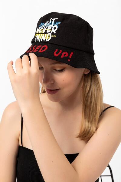 Saria Moda قبعة دلو بيضاء مع تفاصيل الطباعة