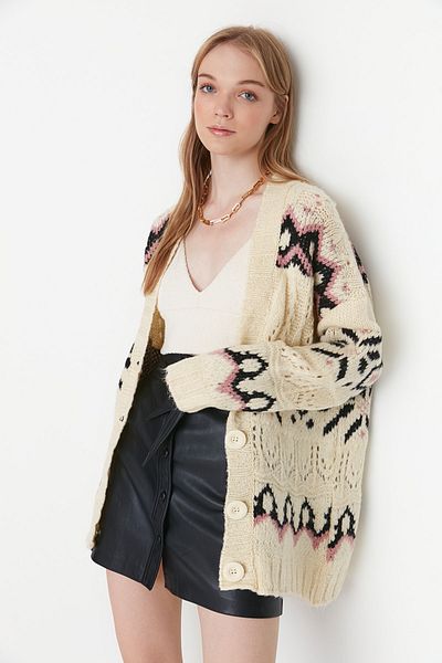 Trendyol Collection Ecrufarbene, weich strukturierte Strickjacke mit V-Ausschnitt und Muster TWOAW22HI0042