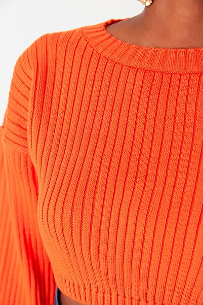 Trendyol Collection Pomarańczowy sweter z dzianiny Super Crop TWOAW23KZ01068