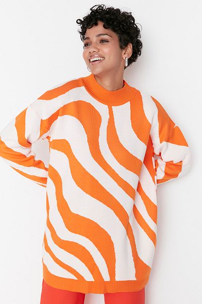 Trendyol Modest Ecru-orangefarbener Strickpullover mit halbem Rollkragen und Tierstreifenmuster TCTAW23KZ00023
