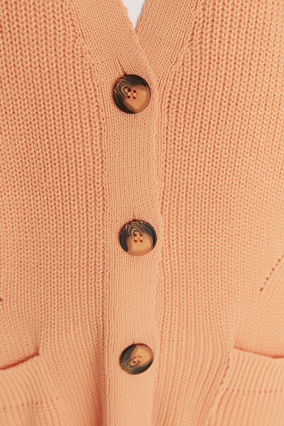 Trendyol Modest Ανοιχτό πορτοκαλί κοκάλινο κουμπί και τσέπη Λεπτομερές πουλόβερ Θεσσαλονίκης πλεκτή ζακέτα TCTAW23HI00026