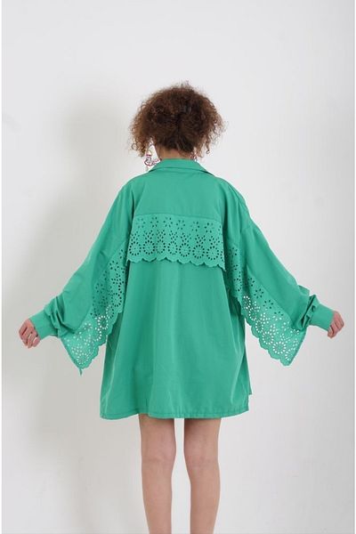 BEBE PLUS Baby Women's Oversize Shirt with Scallop Detail on the Back