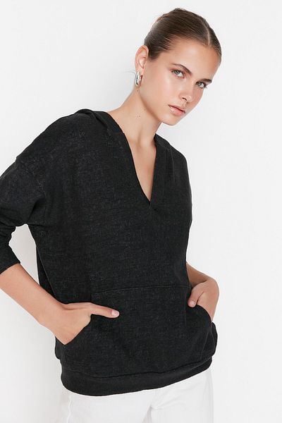 Trendyol Collection Černá mikina s výstřihem do V Soft Basic TWOAW23SW00246