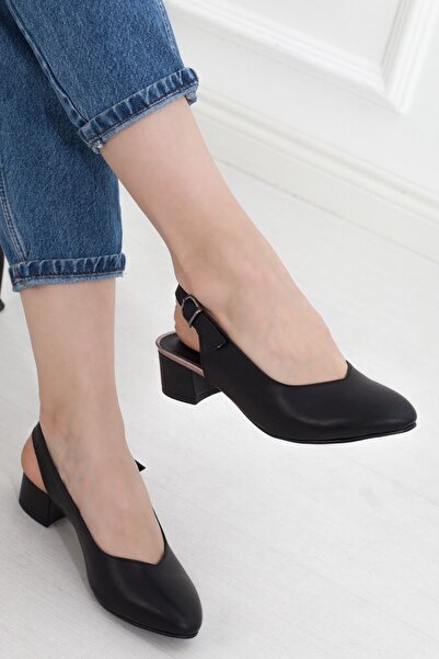 Adım Adım Siyah Kısa Topuk Tokalı Kadın Günlük Sandalet