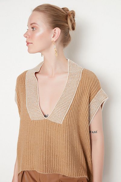 Trendyol Collection Kamelfarbener Strickpullover mit Oversize-Kragen und detailliertem Strickmuster