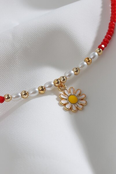 Süspüs Accessories قلادة مقرمشة على شكل ديزي مطرزة باللون الأحمر