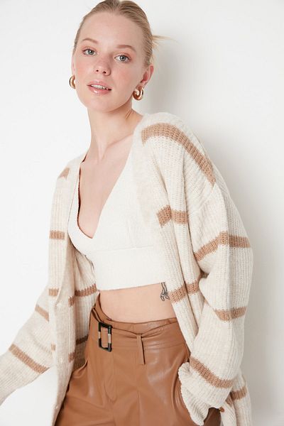 Trendyol Collection Ecrufarbene, weite Passform, weich strukturierte Strickjacke mit Streifenmuster TWOAW23HI00191