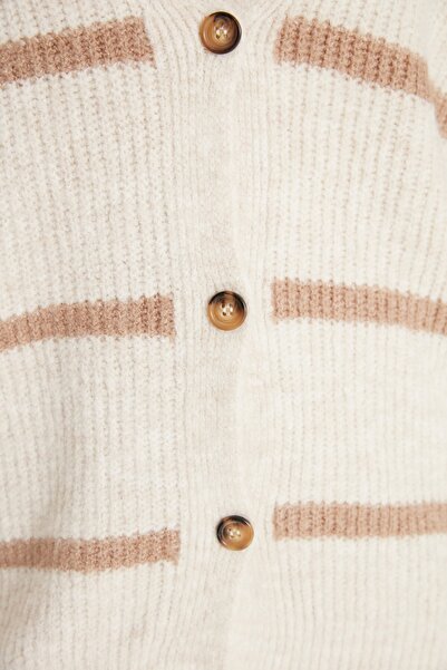 Trendyol Collection Miękki, teksturowany sweter w paski w kolorze ecru TWOAW23HI00191