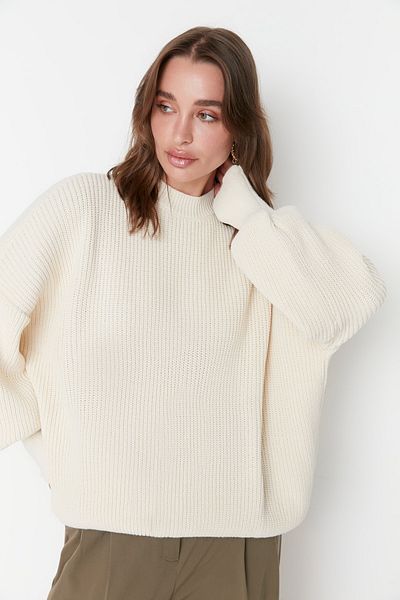 Trendyol Collection Ecrufarbener Strickpullover mit weiter Passform - TWOAW23KZ01448