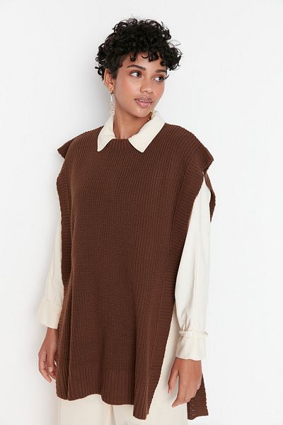 Trendyol Modest Brauner Strickpullover mit seitlichem Schlitz und detailliertem Ausschnitt TCTAW23SV00010