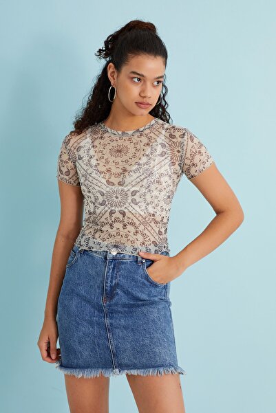 Bukamiss Γυναικεία μπεζ μπλούζα με μοτίβο Mandala με κοντό μανίκι Baby Overlock Λεπτομερής διάφανη μπλούζα από τούλι
