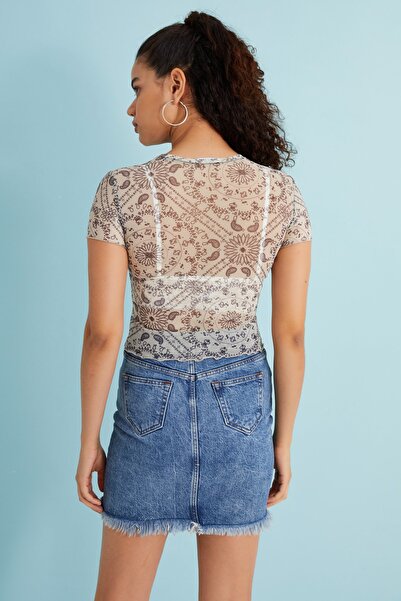 Bukamiss Γυναικεία μπεζ μπλούζα με μοτίβο Mandala με κοντό μανίκι Baby Overlock Λεπτομερής διάφανη μπλούζα από τούλι