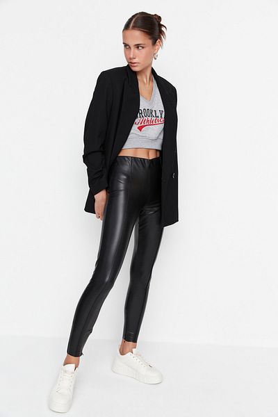 Trendyol Collection Schwarze Leggings mit geripptem Detail in Lederoptik TWOAW23TA00011