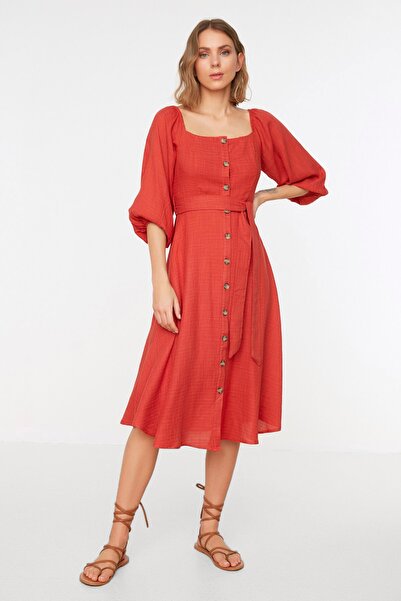 Trendyol Collection Skořicový páskový midi čtvercový límec s tkaným lněným vzhledem šaty TWOSS19IE0009