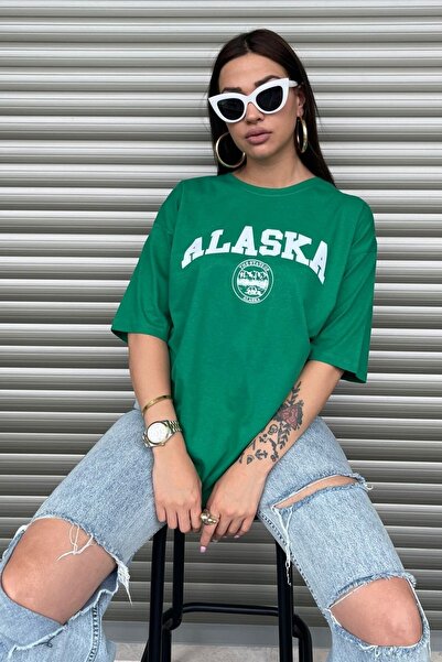 MODAGEN Γυναικείο μπλουζάκι Alaska Text με στάμπα σε μεγάλο μέγεθος πράσινο