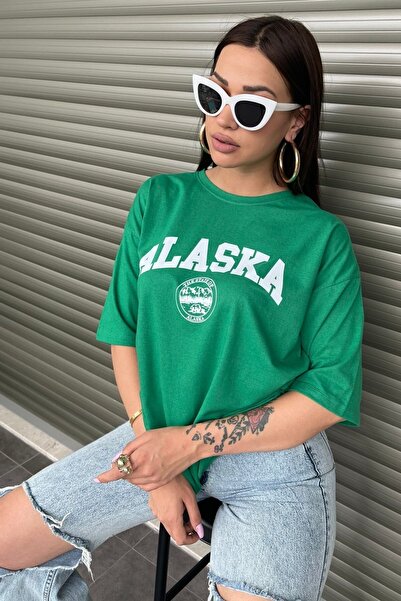 MODAGEN Γυναικείο μπλουζάκι Alaska Text με στάμπα σε μεγάλο μέγεθος πράσινο