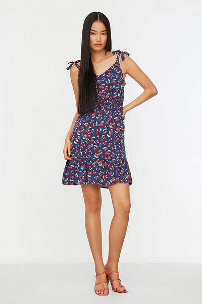 Trendyol Collection Tkana sukienka mini w kolorze indygo w kwiatowy wzór TWOSS20EL2549