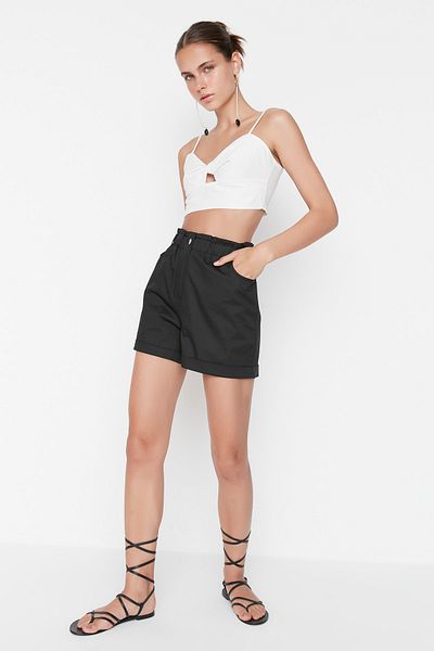 Kolekcia Trendyol Black Paperbag Waist Gabardine Woven Shorts TWOSS22SR00155