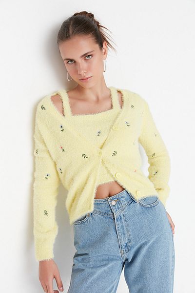Trendyol Collection Gelbes Strickset mit Bluse und Strickjacke aus Federn/Bartseil TWOAW22HI0055