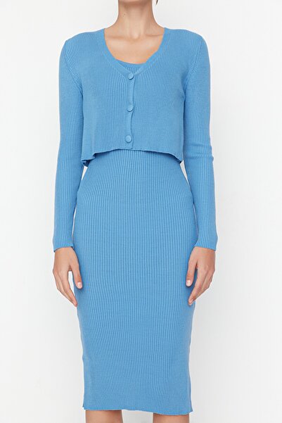 Kolekcia Trendyol Modrý pletený sveter a súprava šiat v strednej dĺžke - TWOSS21EL0208