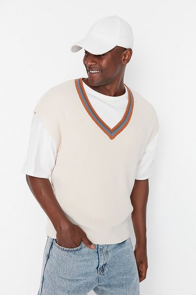 Trendyol Collection Beigefarbener Unisex-Strickpullover mit V-Ausschnitt – breite Passform TMNAW23SV00013