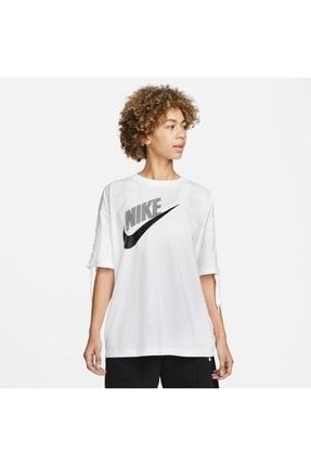 Nike t shirt women's medium hotsell