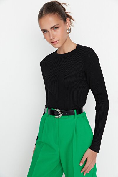 Trendyol Collection Schwarzer Basic-Pullover aus schnurgebundenem Strick TWOAW22KZ1708