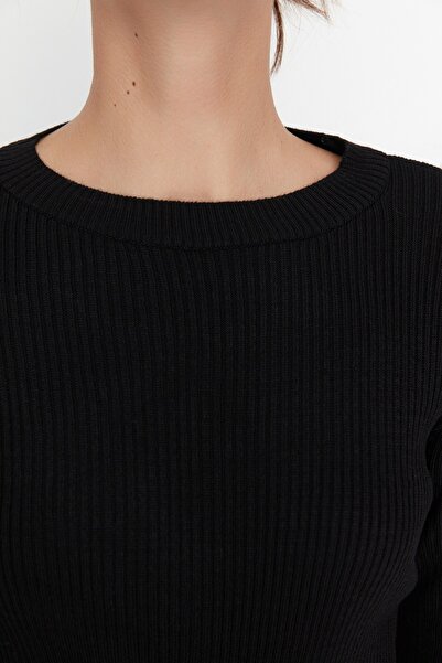 Trendyol Collection Schwarzer Basic-Pullover aus schnurgebundenem Strick TWOAW22KZ1708